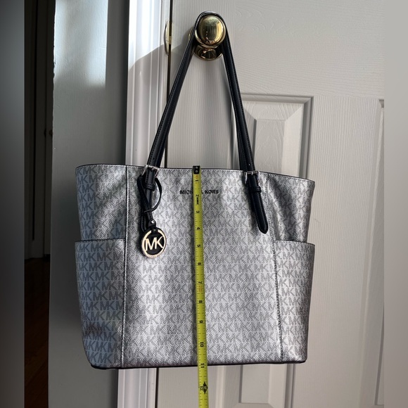 🖤Michael Kors Silver Tote Bag🖤 - Picture 5 of 16
